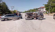 Otomobilin çarptığı traktör yan yattı