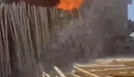 Kovancılar Sanayi Sitesinde Yangın Alarmı: Keresteler Alev Alev Yandı!