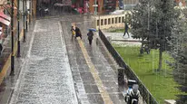 Aniden Yağan Yağmur Sivas Sokaklarını Hareketlendirdi: Meteoroloji'den Yeni Uyarı