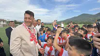 Mesut Özil’den Genç Futbolcu Adaylarına Akademi Müjdesi