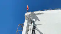 Ters Dönen Bayrağı Görünce 10 Metre Yükseğe Çıktı!