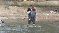 Sivas’ta Oğlunu Sırtında Irmaktan Geçiren Babaya Rukiye Toy’dan Destek