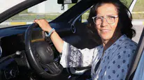 Sivas’ta 56 yaşındaki kadın, annesinin mezarını ziyaret edebilmek için ehliyet aldı, sevincini Kafkas dansıyla kutladı