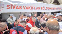Sivas Vakıflar Bölge Müdürlüğü'nden Anlamlı İkram! Yüzlerce Vatandaş Sıraya Girdi!