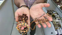 Sivas'ta Zeytin Çekirdekleri Takıya Dönüşüyor! 100 Çekirdek Getirene El Emeği Bileklik Hediye