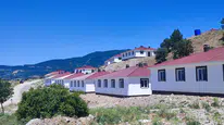 Teslim Edilmeden Çatladı, Köylü İcralık Oldu! Koyulhisar’daki Afet Konutlarında Tepki Büyüyor