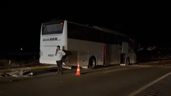 Sivas’ta Yolcu Otobüsü ile Otomobil Çarpıştı