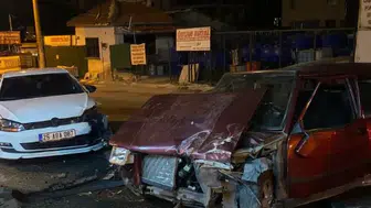 İki Otomobil Kafa Kafaya Çarpıştı: Araçlar Hasar Gördü