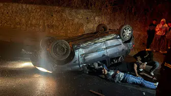 Kuşadası’nda Gece Kaza! Otomobil Takla Atarak Devrildi