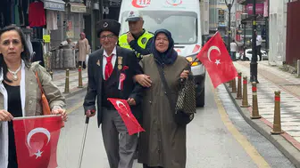 Kıbrıs Gazisi Yürümekte Zorlandı, Polis Hemen Yardımına Koştu