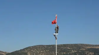 Ravanda Kalesi'nde Bayrağı Düzelten Gence Vali Ömer Kalaylı'dan Ödül