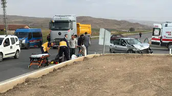 Sivas’ta İki Otomobil Çarpıştı