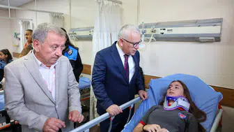 Sivas’ta Öğrencileri Korkutan Kaza: Vali Şimşek Hastaneye Gitti