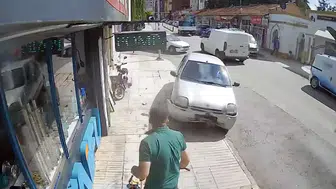 Kaldırıma Çıkan Araç Dehşet Saçtı: Demir Duba Hayat Kurtardı