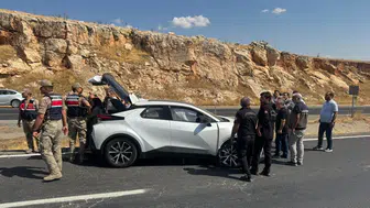 Diyarbakır’da otomobil traktöre çarptı: 4 kişi yaralandı