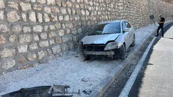 Adıyaman Besni’de Otomobil İstinat Duvarına Çarptı: 1 Yaralı!