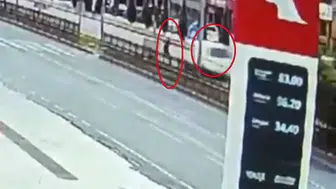 Yolun Ortasında Üzerine Araç Geldi! Son Anda Kurtuldu