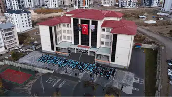 Sivas’ta 850 öğrenci coşkuyla Cumhuriyet şarkıları söyledi
