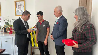 Yere Düşen Bayrağı Öpüp Başına Koyan Gence Anlamlı Ödül