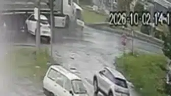 Kırmızı Işıkta Feci Kaza! 5 Kişinin Yaralandığı Anlar Ortaya Çıktı
