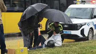 Yağmurda Düşen Motosikletliye Polisin Şemsiyesi Siper Oldu