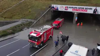 İstanbul'da Alt Geçit Göle Döndü! Kurtarmaya Gelen Ekip Mahsur