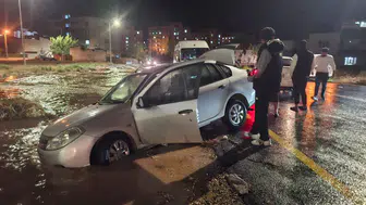 Adıyaman'da Sağanak Hayatı Felç Etti! Otomobil Suda Mahsur Kaldı