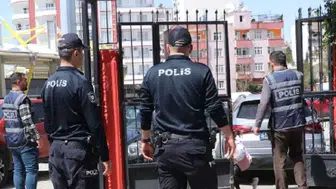 İzmir'de Ortaokulda Şok Eden Olay: Öğrenci Çantasından Silah Çıktı