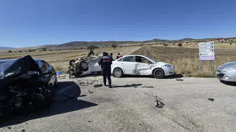 Burdur'da 3 Araç Birbirine Girdi! Feci Kazada 1 Ölü, 7 Yaralı
