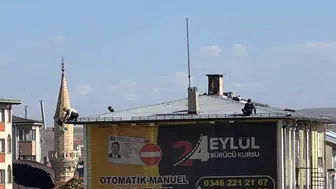 Sivas’ta 5 Katlı Binanın Çatısında Tehlikeli Mesai