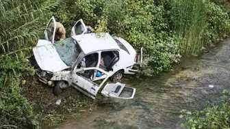 Hatay'da Feci Kaza! Dereye Uçan Otomobil Hurdaya Döndü