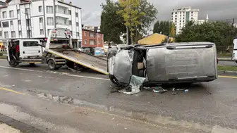 Sivas’ta Hafif Ticari Araç Ağaca Çarparak Yan Yattı: 4 Yaralı