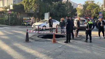 İstanbul'da Korkutan Görüntü! Okul Servisi Geçerken Yol Çöktü