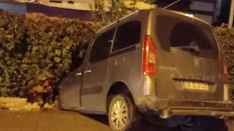 Çarpışmanın Şiddetiyle Savruldu! Bir Evin Duvarına Çarptı
