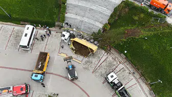 Önce Araçlara Çarptı, Sonra Otoparka Düştü! O Anlar Kamerada
