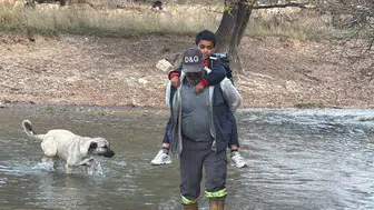 6 Yıldır Köprü Yok! Bir Babanın Omuzları Evladına Yol Oldu!