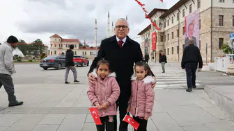 Vali Yılmaz Şimşek Cumhuriyet Bayramı'nda Vatandaşlarla Buluştu