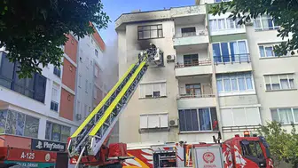 Antalya'da Alevler Yükseldi! Park Halindeki Araçlar Engel Oldu