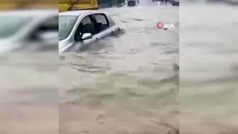 İstanbul'da Korku Dolu Anlar! Sel Suları Aracı Böyle Sürükledi