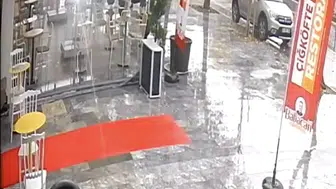 Otomobil Kafeye Daldı! Kadının Ölümden Döndüğü Anlar Kamerada