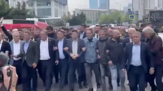 Kemal Kılıçdaroğlu destekçileri CHP Genel Merkezi'ne yürüdü