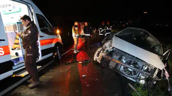 Yağış nedeniyle kontrolden çıkan otomobil takla attı