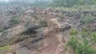 Tır Dorsesi Toprak Kaymasında Zarar Gördü