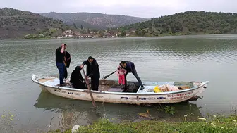Yollar Göle Döndü: Köye Ulaşım Kayıkla Sağlanıyor!