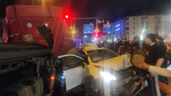 Tır iki otomobile çarptı: 5 ölü, 6 yaralı