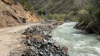 Koyulhisar’da Dere Taşkını Sonrası Köy Yollarında Onarım Çalışması