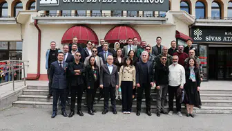 Sivas Devlet Tiyatrosu’na Üst Düzey Ziyaret: Kültür ve Sanat Çalışmaları Yerinde İncelendi