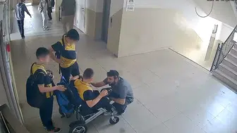 Asansör Bozulunca Öğretmen Engelli Öğrencisini Sırtında Taşıdı