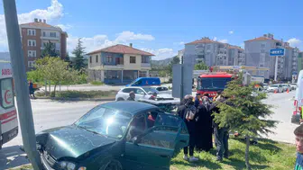 Sungurlu’da Feci Kavşak Kazası: Otomobil Refüje Savruldu