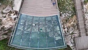 Divriği Cam Seyir Terası Ziyaretçilerine Adrenalin Dolu Anlar Yaşatıyor